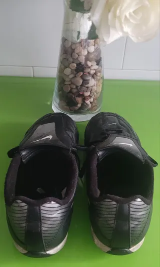 Botines Nike Talla 42 Negro y Plateado