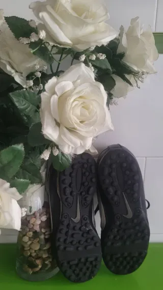 Botines Nike Talla 42 Negro y Plateado