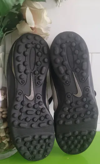 Botines Nike Talla 42 Negro y Plateado