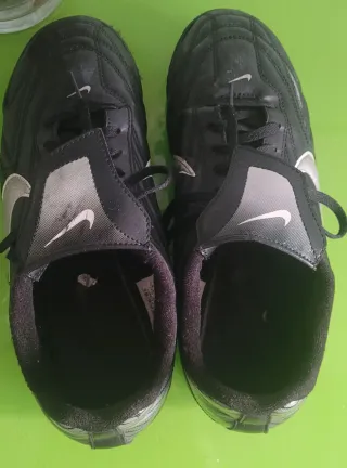 Botines Nike Talla 42 Negro y Plateado