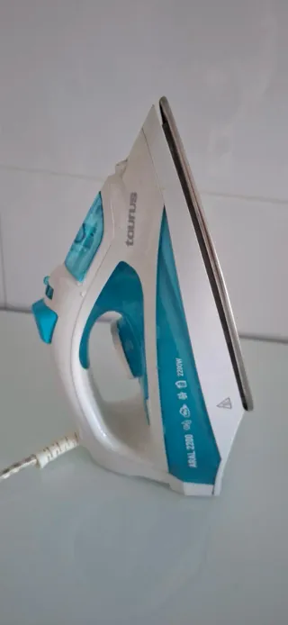 Plancha de vapor Taurus, modelo Aral 2200W