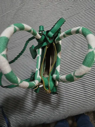 Bolso verde y blanco con estampado
