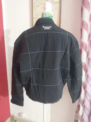 Giacca nera con dettagli multicolore