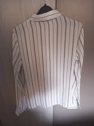 Blusa de rayas blanca y negra