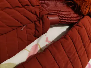 Guess plumífero capucha pelo sintético