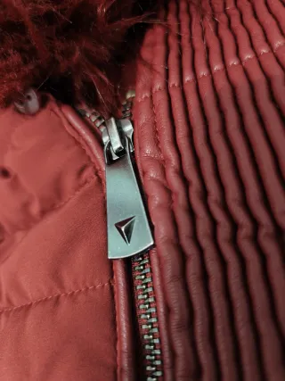 Guess plumífero capucha pelo sintético