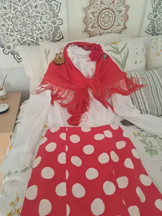 Traje de flamenca rojo y blanco con bolsillo.