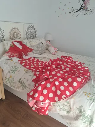 Traje de flamenca rojo y blanco con bolsillo.
