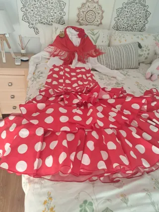 Traje de flamenca rojo y blanco con bolsillo.