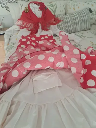 Traje de flamenca rojo y blanco con bolsillo.
