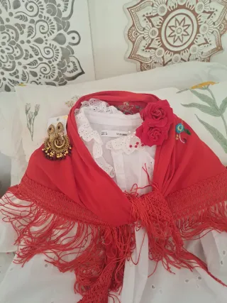 Traje de flamenca rojo y blanco con bolsillo.