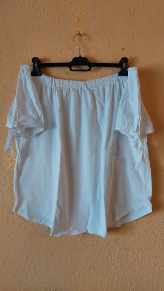 Camiseta blanca hombros descubiertos