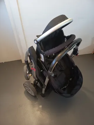 Carrito de bebé negro