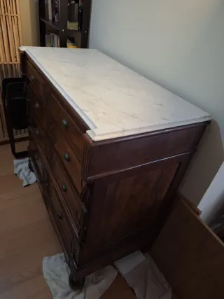 Cómoda antigua de madera con mármol