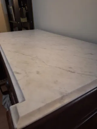 Cómoda antigua de madera con mármol