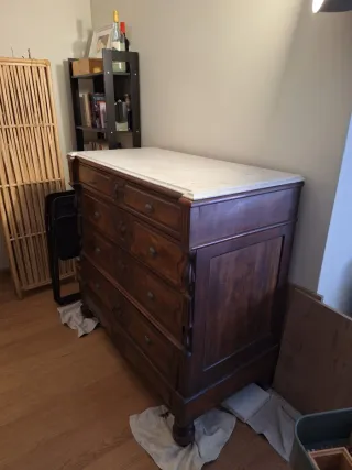Cómoda antigua de madera con mármol