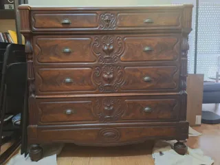 Cómoda antigua de madera con mármol