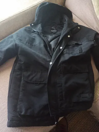 Chaqueta negra con capucha             de hombre