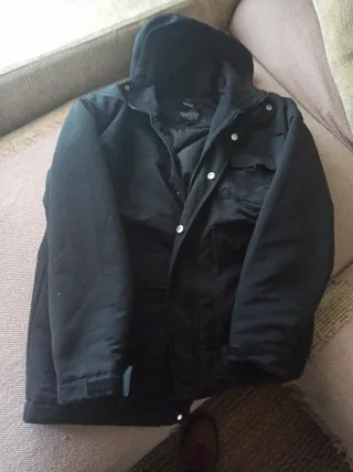 Chaqueta negra con capucha             de hombre