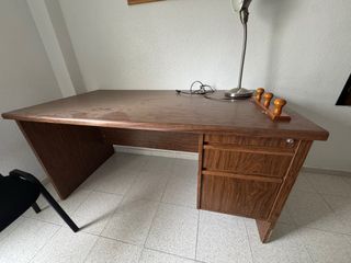 Mesa de despacho de madera marrón