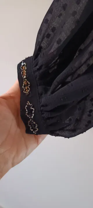 Blusa Zara negra vaporosa con brillos