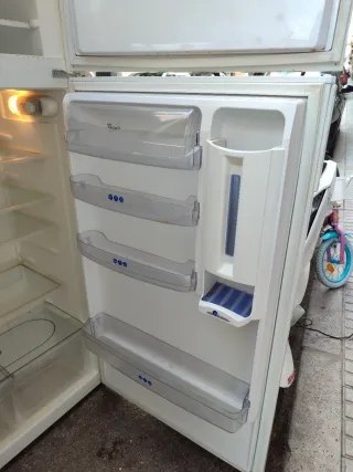 Frigorífico Blanco Whirlpool. de 72 cm de ancho