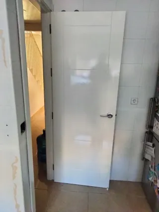 Puerta blanca de madera