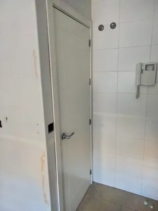 Puerta blanca de madera