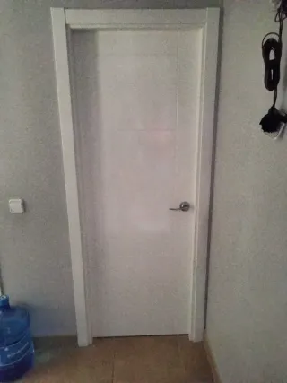 Puerta blanca de madera