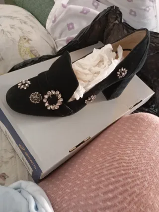 Zapato tacón negro adornos joya