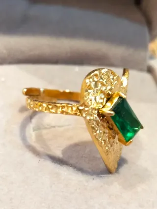 Anillo Corazón Dorado con Esmeralda