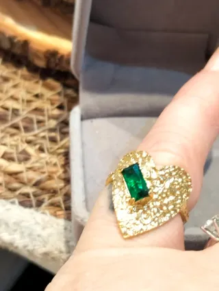 Anillo Corazón Dorado con Esmeralda