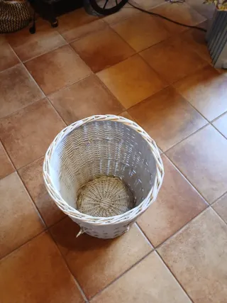 Cesta de mimbre blanca con tapa