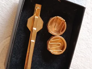 Juego de cubre botones y pisa corbatas.