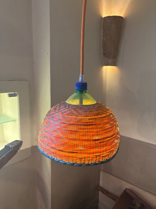 Lámpara artesanal PET reciclado naranja y azul