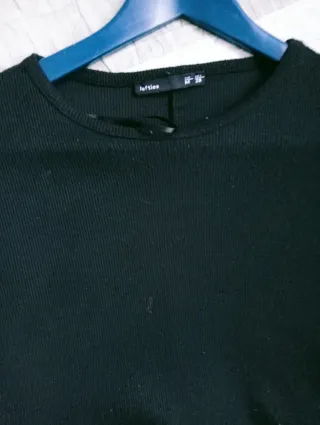 Vestido de punto negro.