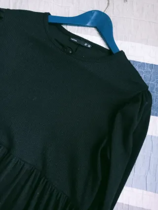 Vestido de punto negro.