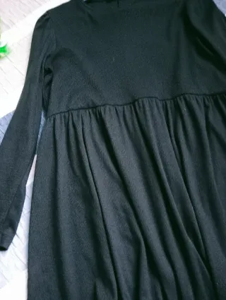 Vestido de punto negro.