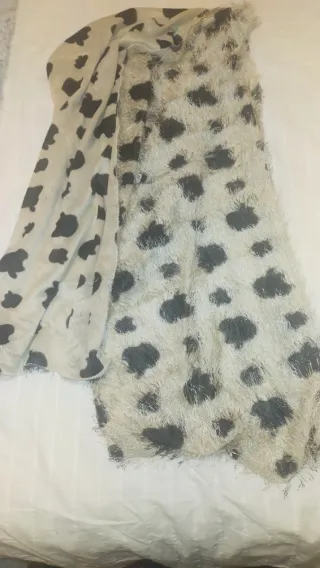 Fular estampado beige y negro