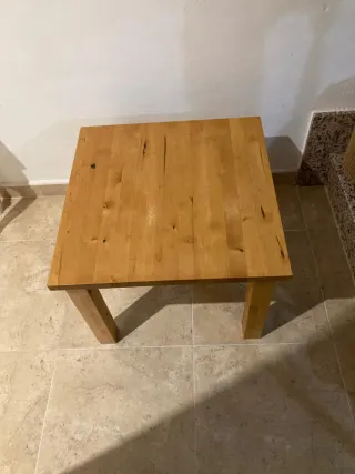 Mesa de madera cuadrada