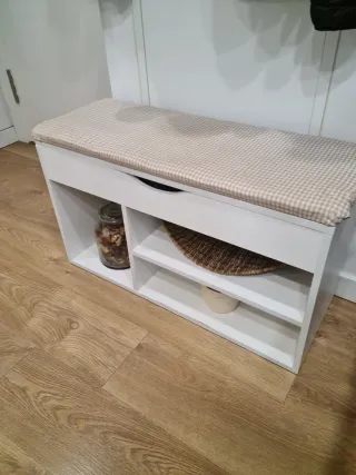 Zapatero blanco con cojín beige