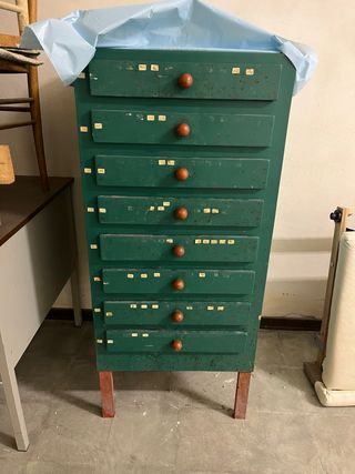 Mobiletto verde con cassetti