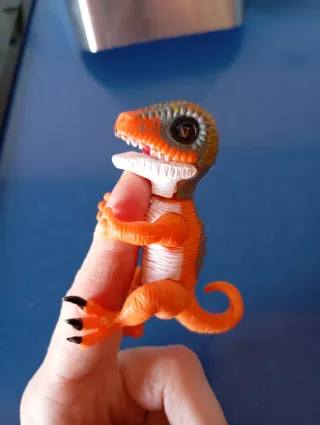 Dinosaurio de dedo naranja