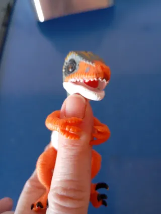 Dinosaurio de dedo naranja