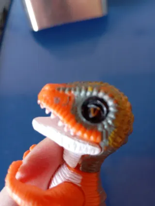 Dinosaurio de dedo naranja