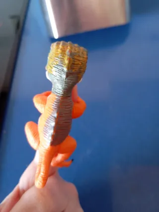 Dinosaurio de dedo naranja