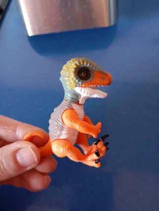 Dinosaurio de dedo naranja