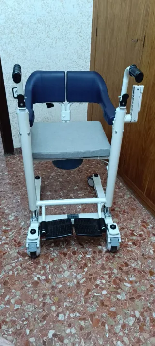 Silla elevable, ducha/transferencia con WC ajustab