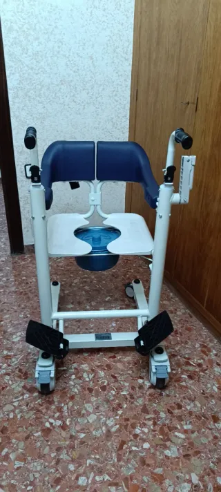 Silla elevable, ducha/transferencia con WC ajustab