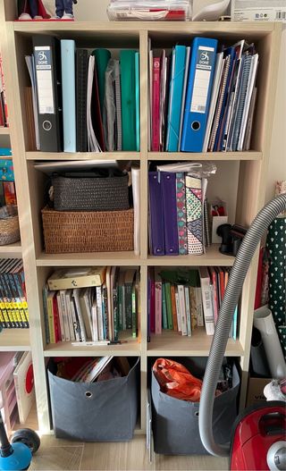 Estantería de madera con 8 huecos